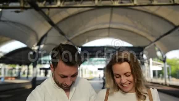 年轻快乐的夫妻在夏天乘自动扶梯到机场出发区视频的预览图