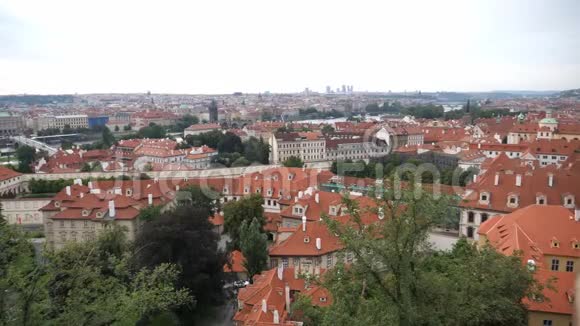 从布拉格城堡看到的布拉格城市景观视频的预览图