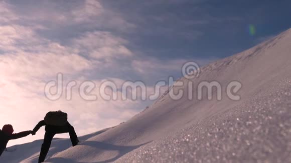 冬天旅行者携手走向战胜困难的胜利登山者互相牵手视频的预览图