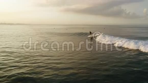 冲浪冲浪者骑在蓝色波浪上慢动作视频的预览图