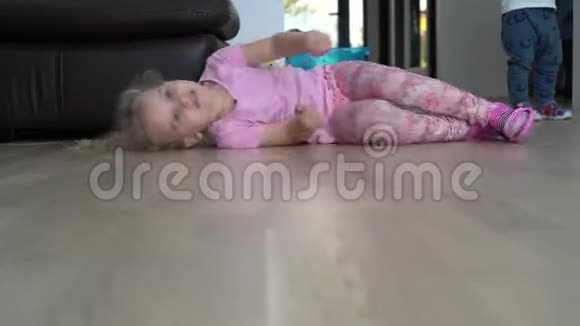 顽皮的女孩在地板上嬉戏快乐的孩子在家玩得开心关节活动度射击视频的预览图