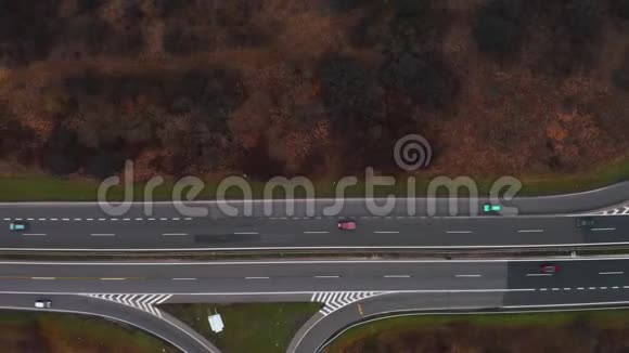 高速公路的鸟瞰图摄像机向左移动可以看到高速公路和公路上的汽车很多车辆都是在视频的预览图