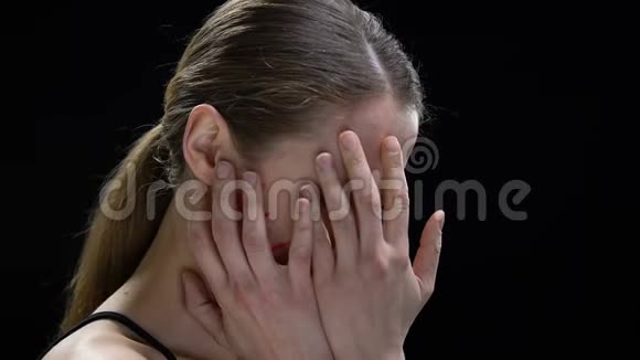 丑字写在女性脸上女士用手遮住社会标准视频的预览图