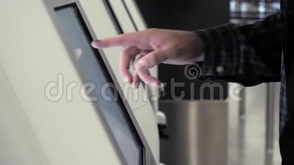 机场的值机男人的手在打字视频的预览图