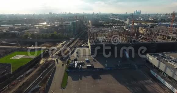 作为阳光城市景观一部分的大型建筑工地的鸟瞰图视频的预览图