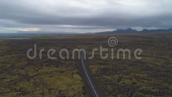 道路和熔岩岩层冰岛空中景观视频的预览图