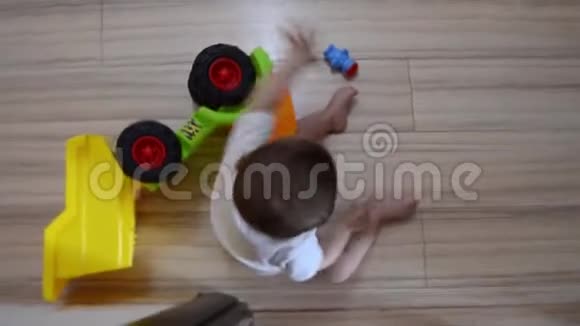 高角度旋转镜头可爱的七个月大的男孩在地板上玩教育玩具视频的预览图