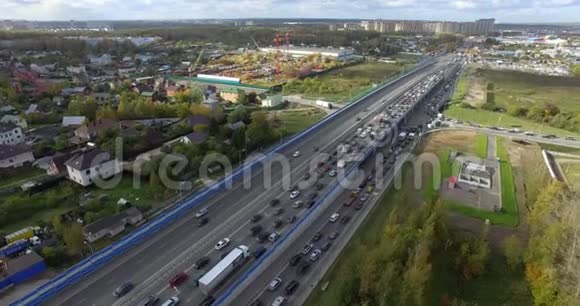 在乡村景色中间的高速公路上一场无休止的交通堵塞视频的预览图
