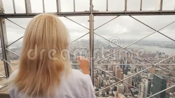 从高处俯瞰纽约的女人的后景视频的预览图