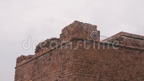 堡垒顶部的侧面视图堡垒塔的侧视图城堡的废墟塔近距离观看城堡的塔楼重要意义视频的预览图