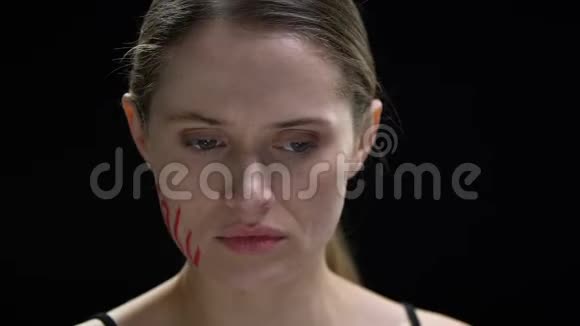 丑字写在沮丧的女人脸上转过头看着镜头视频的预览图