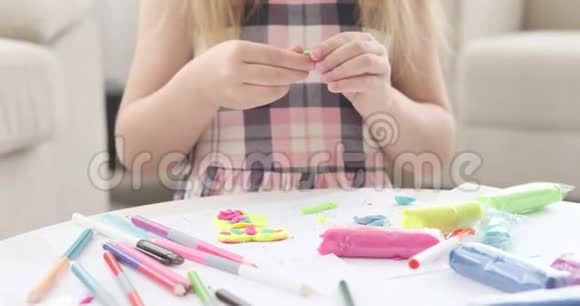 小女孩的手塑造彩色塑料视频的预览图