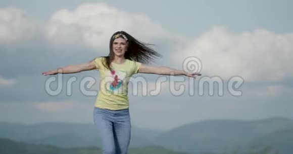 迷人的年轻女子在大自然背景山外玩得很开心快乐的情绪微笑的双手视频的预览图