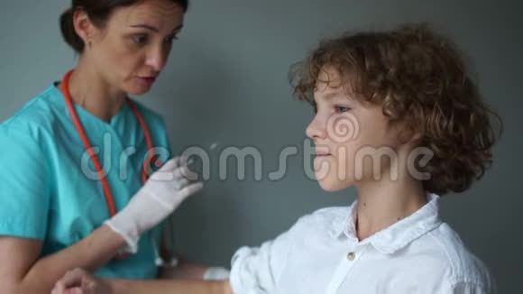 疫苗接种问题护士给孩子注射流感疫苗国家疫苗接种计划视频的预览图