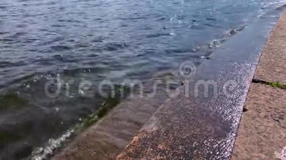 石墩上一条河流惊涛骇浪的慢动作视频视频的预览图