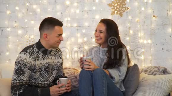 情侣喝茶笑沙发视频的预览图