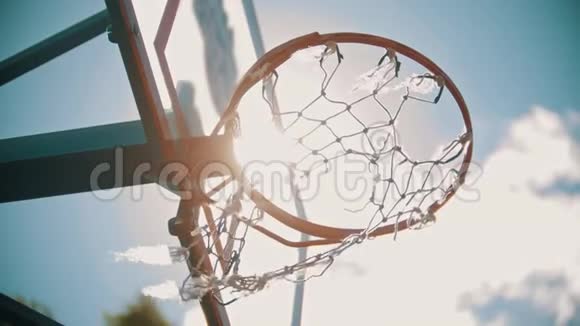 外面的篮球训练把球扔进篮球圈球正好击中目标视频的预览图