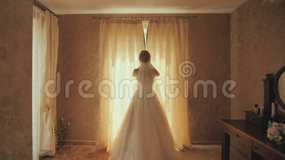 新娘打开家里窗户上的窗帘视频的预览图