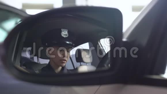 精疲力竭的女警察头痛地脱下服务帽按摩寺庙视频的预览图