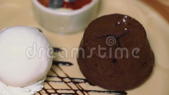 提供冰淇淋的巧克力熔岩蛋糕撒上糖霜视频的预览图