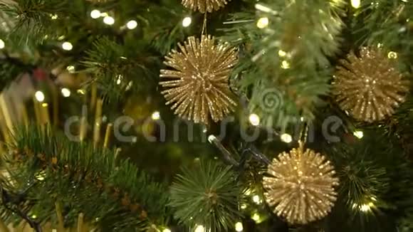 圣诞树上的圣诞装饰品一颗金星视频的预览图