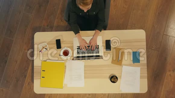 快乐的休闲企业家在办公室用笔记本电脑在线打字背景是一扇窗户视频的预览图
