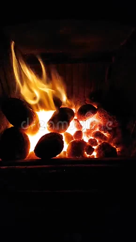 煤火燃烧热焰强烈火焰视频的预览图