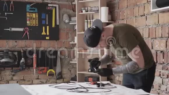 用电线工作的帽匠家具制造的工具视频的预览图