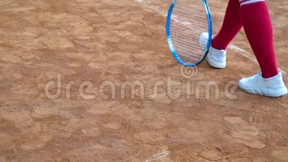 网球运动员在网球场上的台阶脚的近景视频的预览图