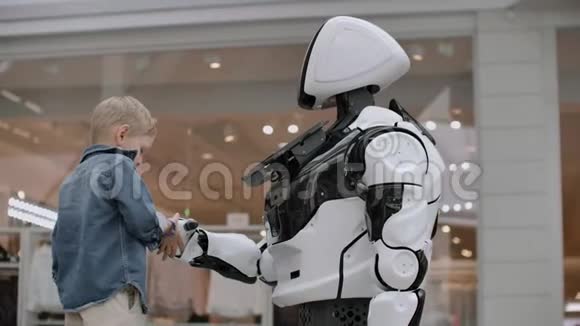 男孩伸出手向机器人握手视频的预览图