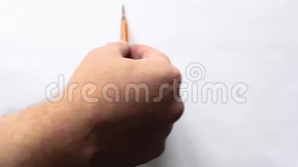 人用一支简单的铅笔在白纸上画粗线条视频的预览图