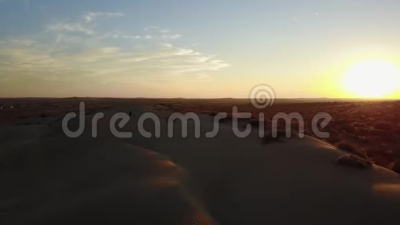 在沙漠里散步的游客印度视频的预览图