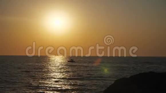 黄昏时分船经过海面和太阳反射视频的预览图