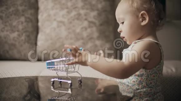 在家玩玩具购物车的小女孩视频的预览图