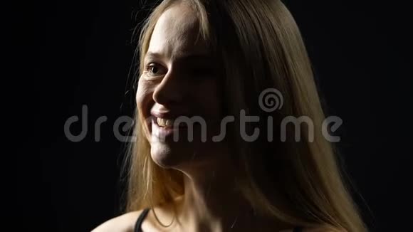 快乐美丽的女性笑被隔离在黑色背景上女性气质视频的预览图