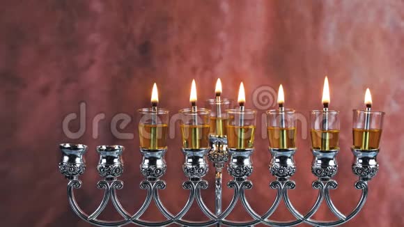 在犹太节日光明节的第六天七支光明节蜡烛正在燃烧视频的预览图