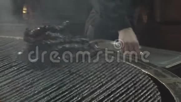 在餐馆博物馆里的烤架上炸排骨的过程一道传统的菜4K肋骨在旋转视频的预览图