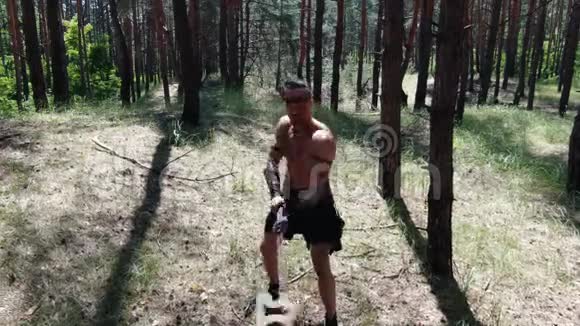 一个拿着斧子的野蛮人在森林里晃来晃去视频的预览图