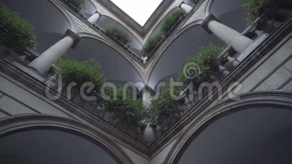大柱大花的美丽建筑的建筑与设计拱形的意大利庭院视频的预览图