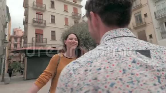 一对幸福的夫妇在瓦伦西亚广场拥抱的慢动作视频的预览图
