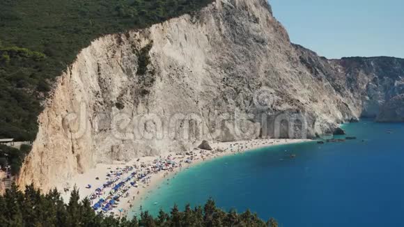 希腊非常美丽的海滩有蓝色的水上游客和船只视频的预览图