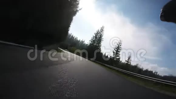 骑自行车的人波夫最初的观点从山口骑公路自行车快速下山男子竞技下坡视频的预览图