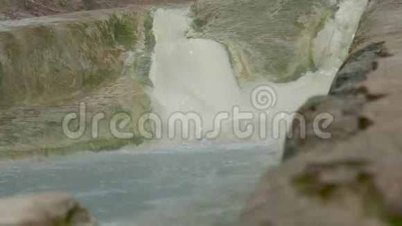 暖矿泉水溪视频的预览图