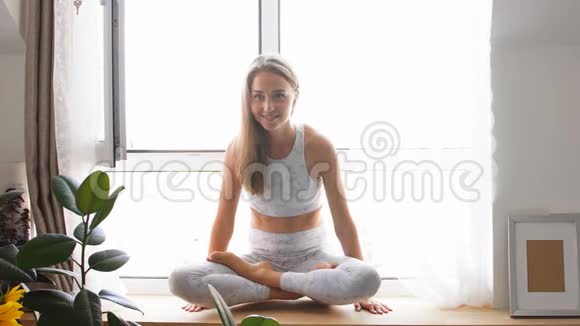 漂亮的女运动员穿着训练服在瑜伽馆做健身运动视频的预览图