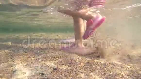 有粉红色指甲脚趾的女性腿在水下行走沙滩海水中行走妇女的视角视频的预览图