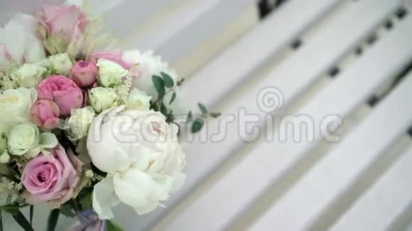 结婚花束放在长凳上视频的预览图