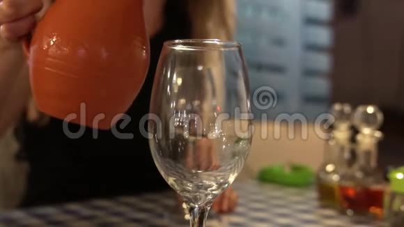 女人从罐子里倒白葡萄酒视频的预览图