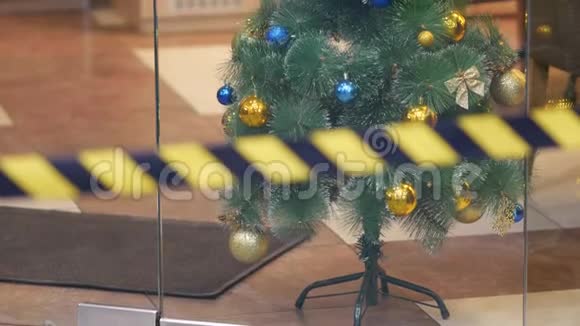 圣诞树上有玩具和一颗金色的星星圣诞舞会视频的预览图