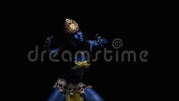 印度舞蹈女神卡丽戴着金色王冠腰带上戴着骷髅头视频的预览图