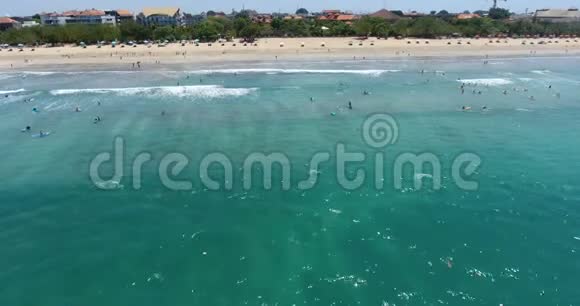 美丽的无人机镜头小热带环礁岛度假胜地与白沙棕榈树和绿松石海洋在巴厘岛视频的预览图